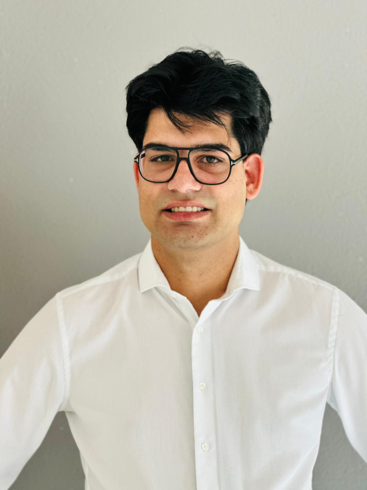 Kontaktlinsen Schmid - Kontaktlinsenspezialist und Sehtherapie - Eine minimalistische, grau-weiße Profil-Avatar-Silhouette eines Mannes im Anzug mit Krawatte.